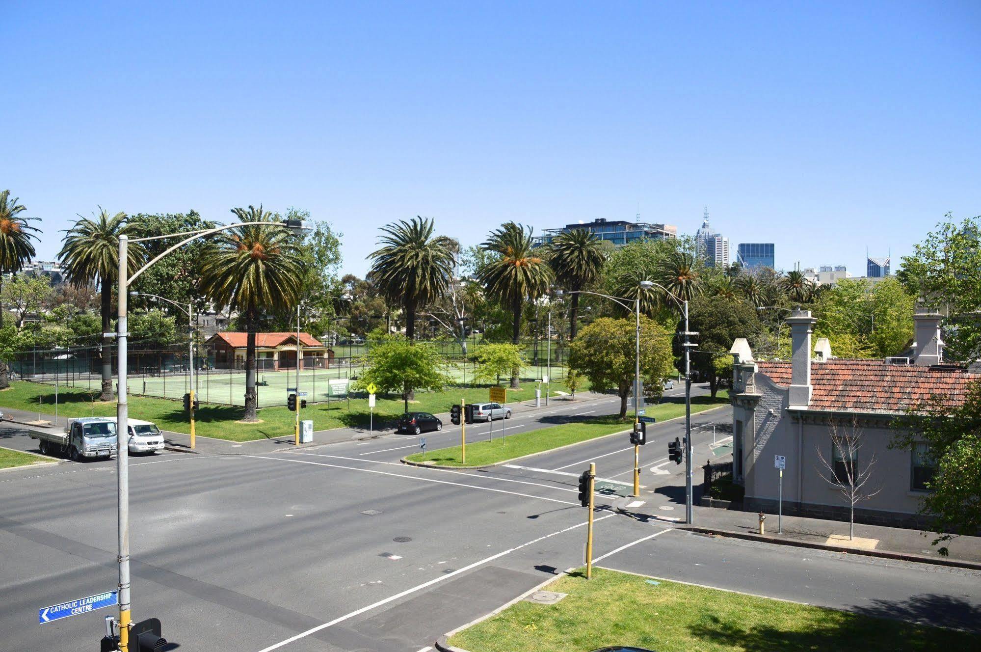 Birches Serviced Apartments Melbourne Bagian luar foto